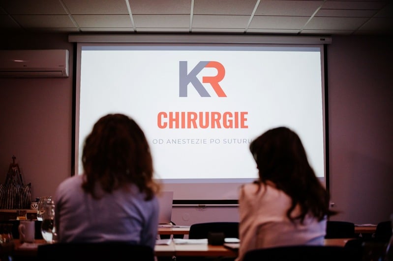 Účastníci sledují prezentaci KR Chirurgie na projekčním plátně