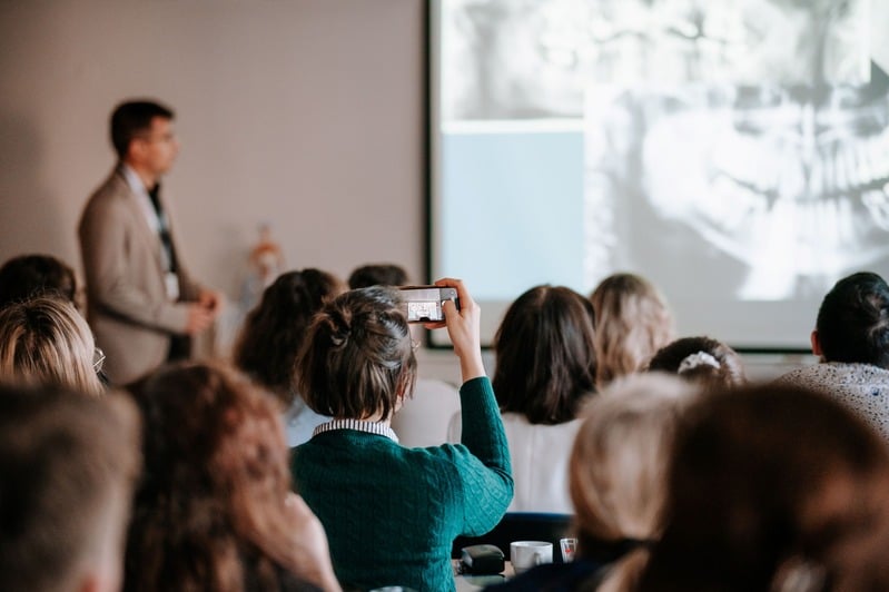 Přednáška – účastníci sledují rentgenový snímek zubu na projekci