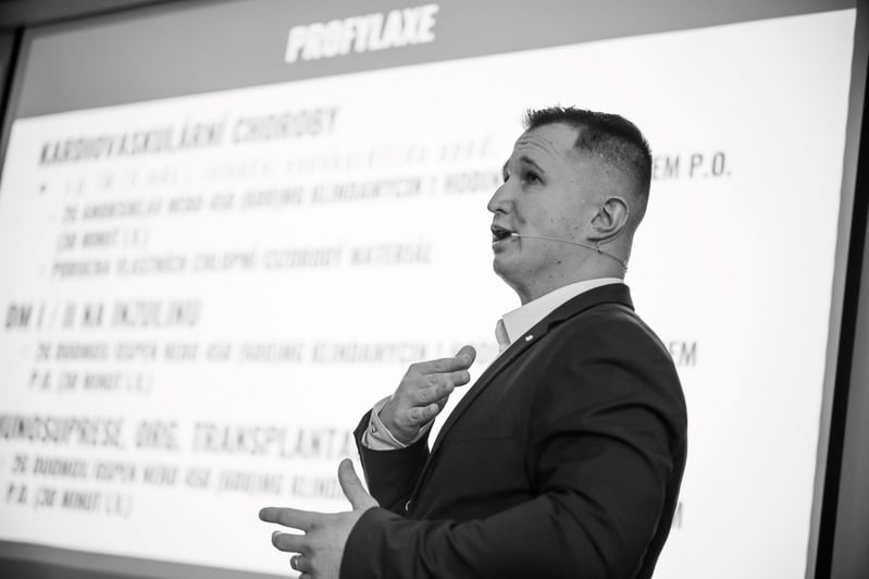 Přednáška – lékař vysvětluje profilaktická opatření u systémových chorob