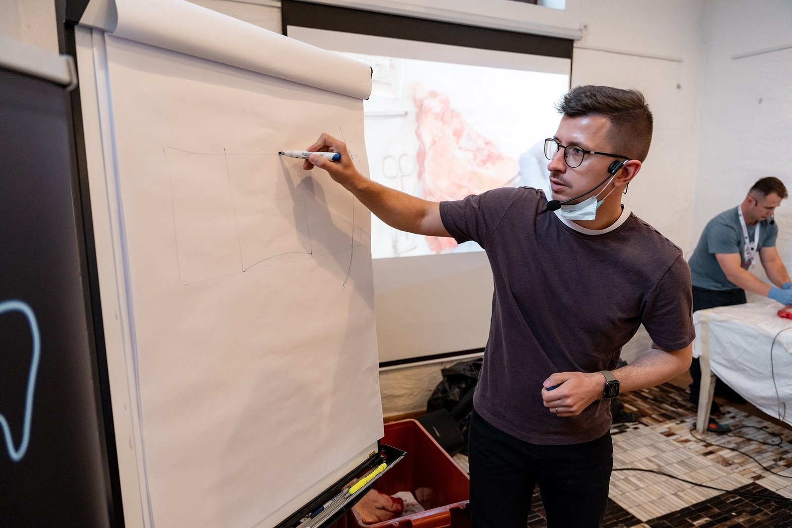 Lektor kreslí schéma řezu na flipchart, druhý instruktor pracuje s účastníky